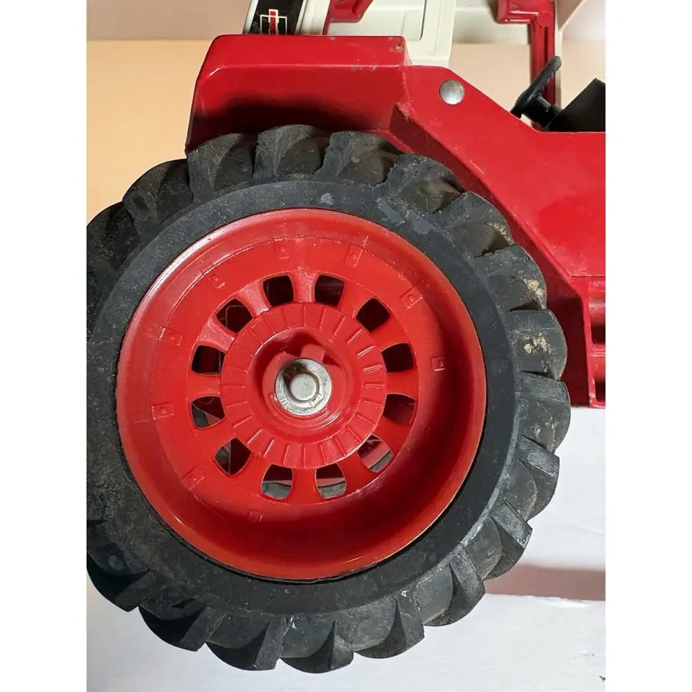 Ertl International 1586 w/loader 1/16 Die-cast Farm Tractor W/Pull Behind Wagon